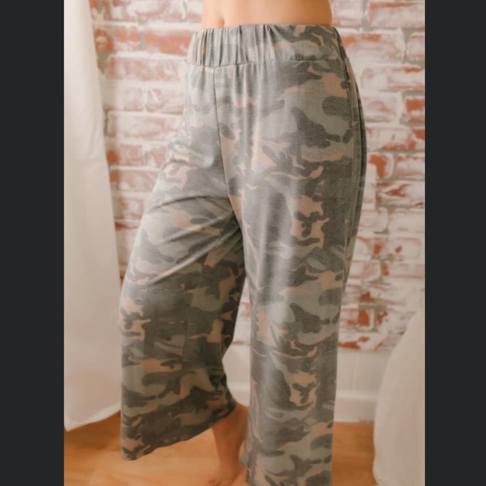Camo Cropped Lounge Pants